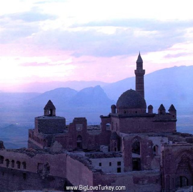ishakpashapalace1.jpg